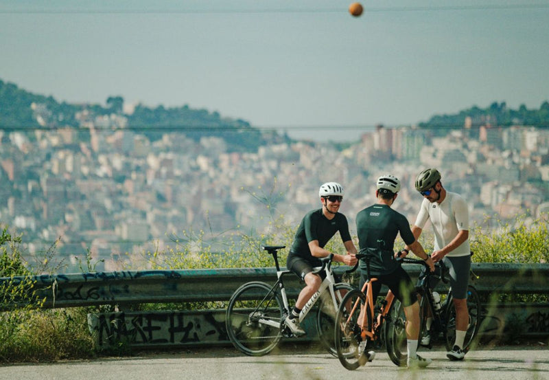 Guía de equipo esencial para rodar en verano 2026: motociclismo y ciclismo - CIAO ITALIA