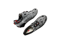 Zapatillas de ciclismo con diseño tipográfico italiano, detalles rojos y cierre de dial