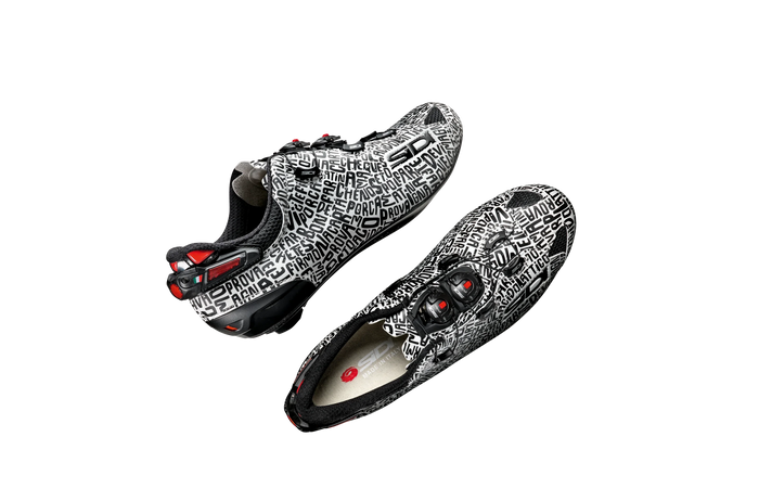 Zapatillas de ciclismo con diseño tipográfico italiano, detalles rojos y cierre de dial