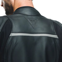 Detalle de piel bovina Tutu en chamarra Dainese Racing 4