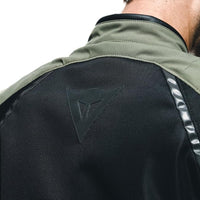 Logotipo Dainese en la chamarra Air Frame 3 Tex