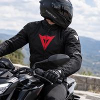 Logotipo Dainese en la chamarra Herosphere Air