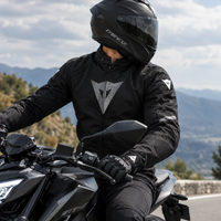 Logotipo Dainese en la chamarra Herosphere Air Tex