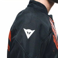 Detalles reflectantes de la chamarra Dainese Herosphere Tex