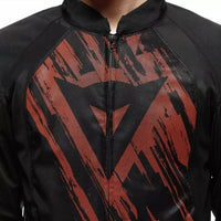 Logotipo Dainese en la chamarra Herosphere Tex