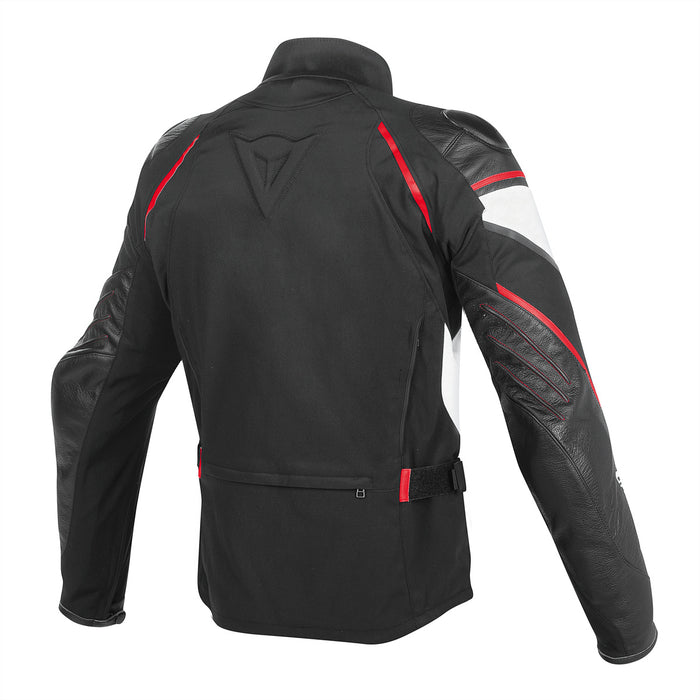 Detalle de cuero y tejido técnico en la chamarra para moto Dainese Street Master Leather Tex