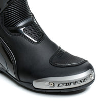 Protector de tibia en botas racing Dainese Torque 3 Out para motocicleta
