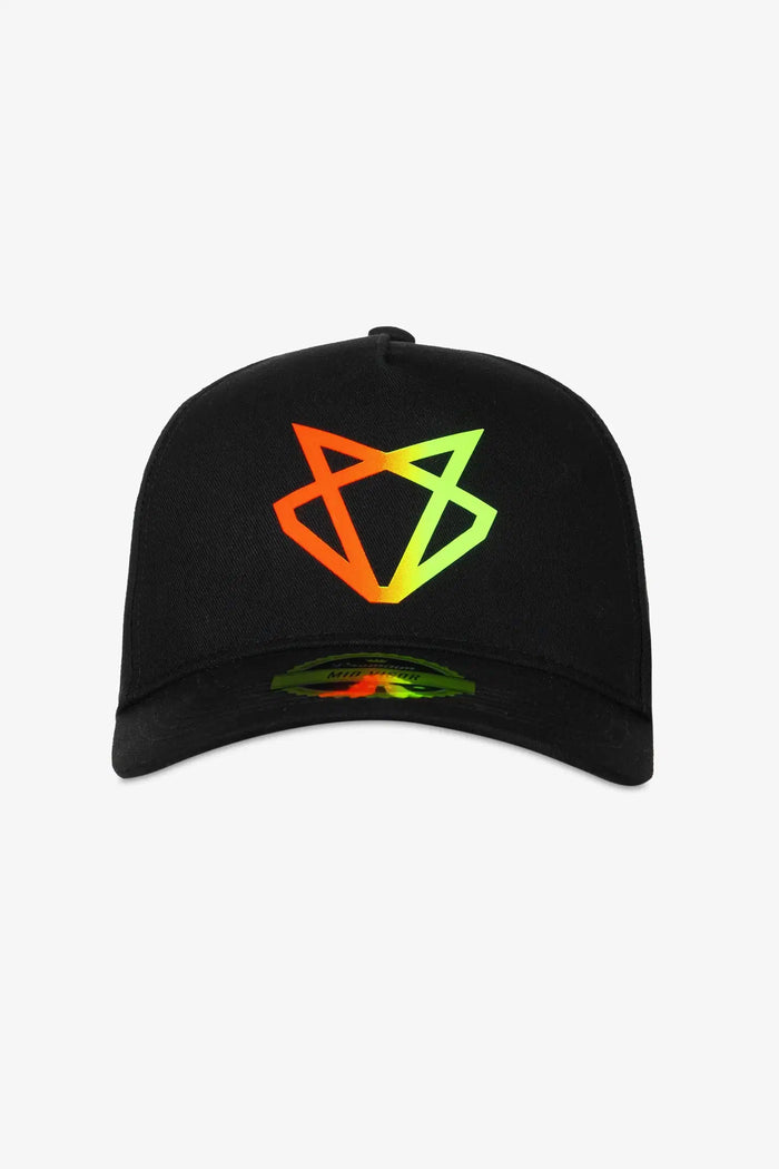 Detalle del logotipo Wolf en la gorra Fabio Di Giannantonio Diggia Wolf