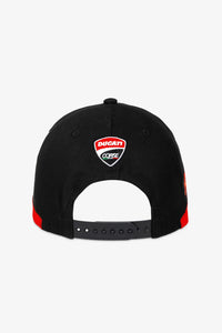 Vista trasera de la Gorra Ducati Pecco Bagnaia con ajuste regulable
