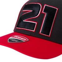 Detalle del logo Ducati y número 21 en la Gorra Troy Bayliss