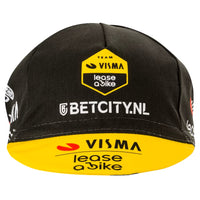 Detalle del logotipo Visma en gorra Gist negra con amarillo