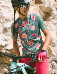 Vista lateral izquierda de guantes Bicycle Mia Pink