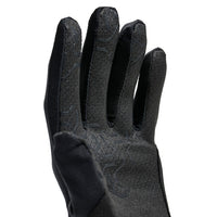 Detalle de insertos de silicona en los dedos de los guantes Dainese HG Caddo Black