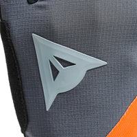 Detalle de insertos de silicona en los dedos de los guantes Dainese HG Caddo