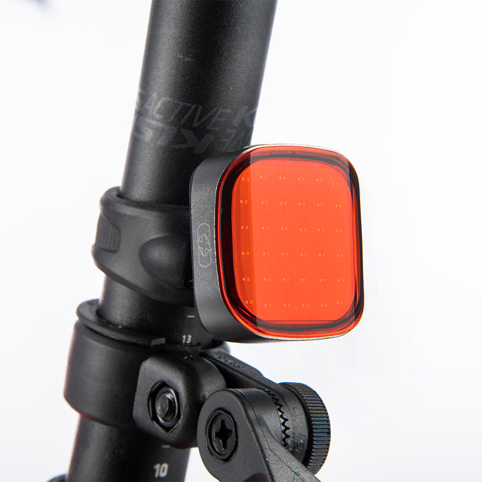 Lámpara Trasera Gist Skuad Omega USB instalada en una bicicleta en México