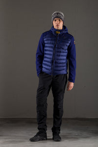 Chamarra Parajumpers Jayden azul navy en uso urbano hombre