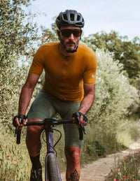 Vista frontal de playera de ciclismo Bicycle Line Ghiaia S3 color mostaza