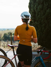 Logotipo Bicycle Line en playera Ghiaia S3 para mujer mostaza