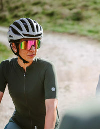 Vista frontal de playera de ciclismo Bicycle Line Ghiaia S3 para mujer verde bosque