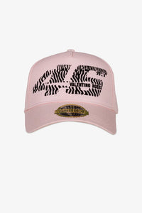 Detalle del número 46 con estampado animalier en la gorra VR46 para mujer