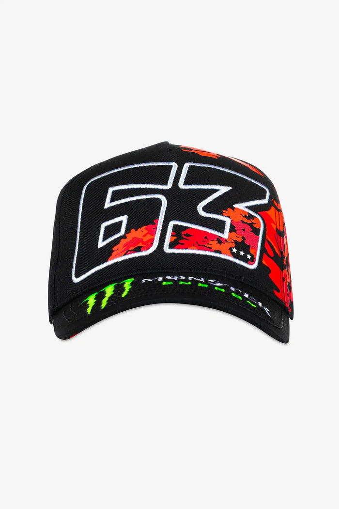 Detalle del logotipo Monster Energy y la visera de la gorra VR46 Francesco Bagnaia Monster Energy 63