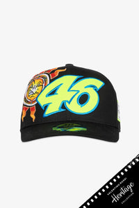 Detalle del bordado del número 46 y el Sol en la gorra VR46 Heritage