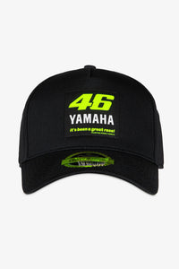 Detalle del bordado número 46 y logotipo Yamaha en gorra VR46 negra