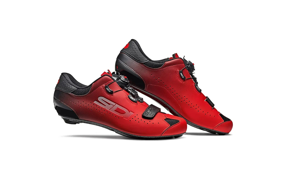 Vista frontal de las zapatillas de ciclismo Sidi Sixty rojas